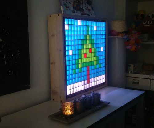 Die fertige LED-Matrix mit einem Weihnachts-Motiv.